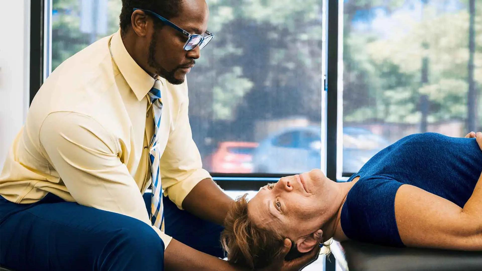 How Vestibular Rehabilitation Therapy Can Help Rehabilitation expert at Kinesis Rehab Whitby, ON performing vestibular rehabilitation therapy on a patient